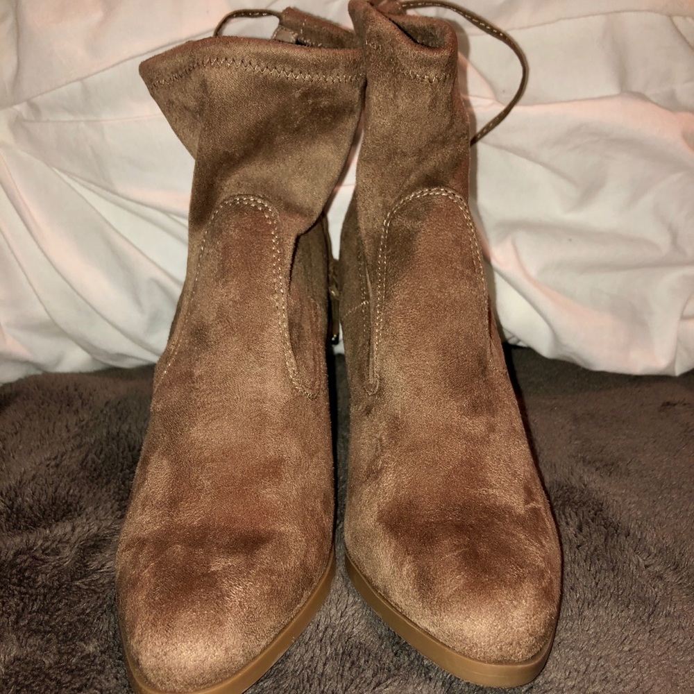NEVER WORN brown suede booties